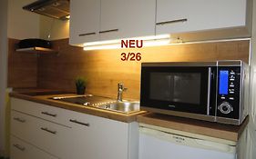 Ferienwohnungen Marie mit Terrassen, inclusive Park- und Stellplätze am Haus, Müritz-Strand nur 700m, Altstadt 10min, ruhige Lage,